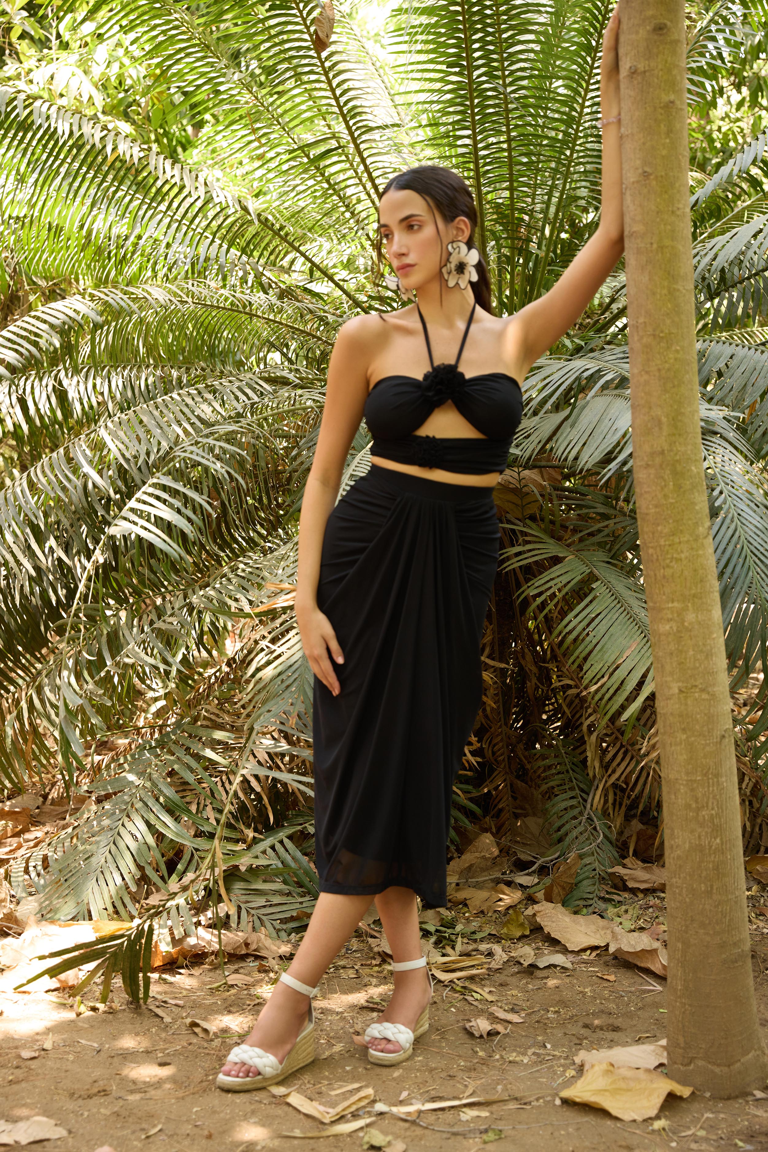 Black Corsage Tie-up Crop Top - Image 3