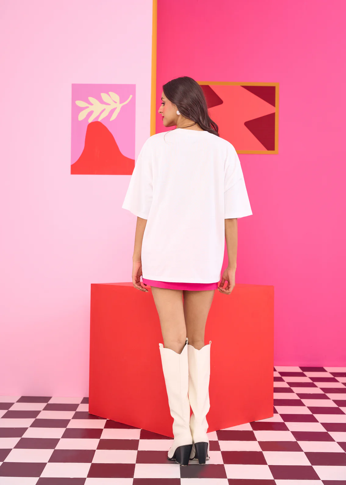 Emily in Paris: Oversized White T-shirt - Image 5
