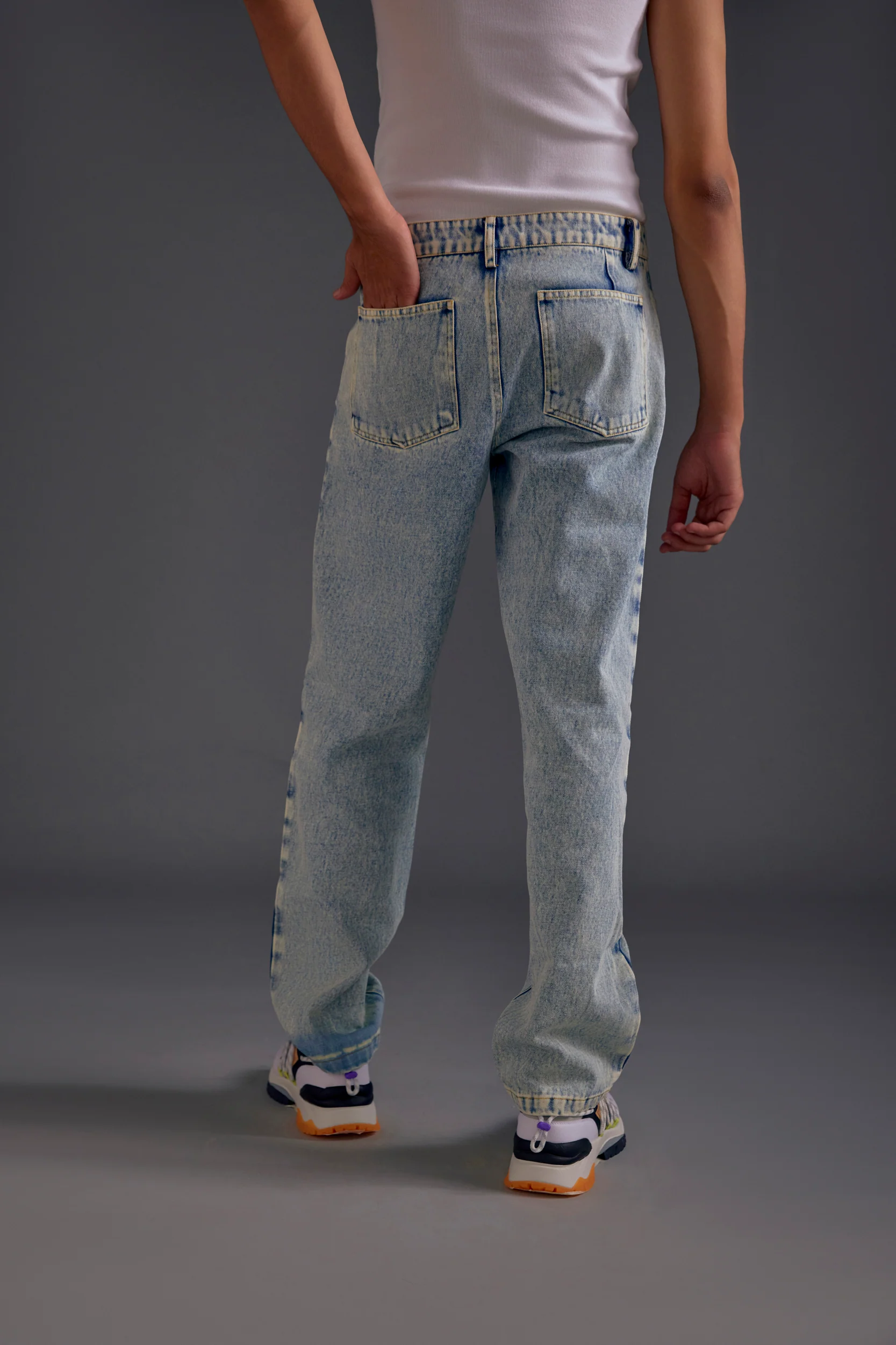 Light Wash Blue Knee-Cut Jeans - Image 3