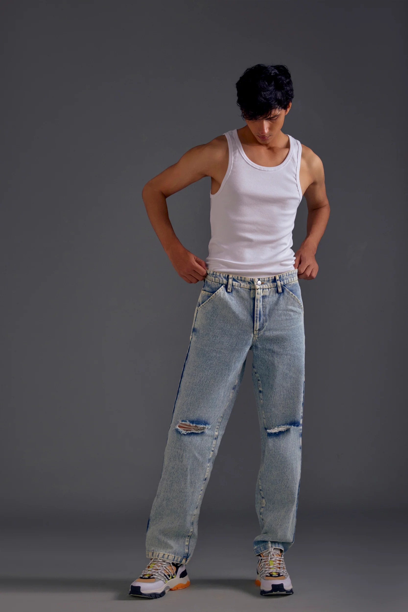 Light Wash Blue Knee-Cut Jeans - Image 4