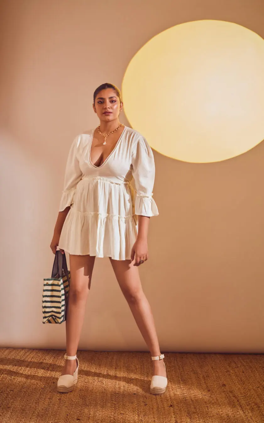 Off White V- Neck Fitted Dress With Lace Detail - Image 7